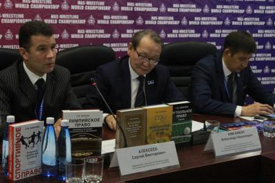 С. В. Алексеев (слева) профессор спортивного права РФ