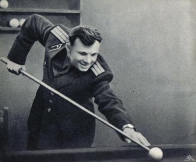 космонавт Ю.А. Гагарин за бильярдом
